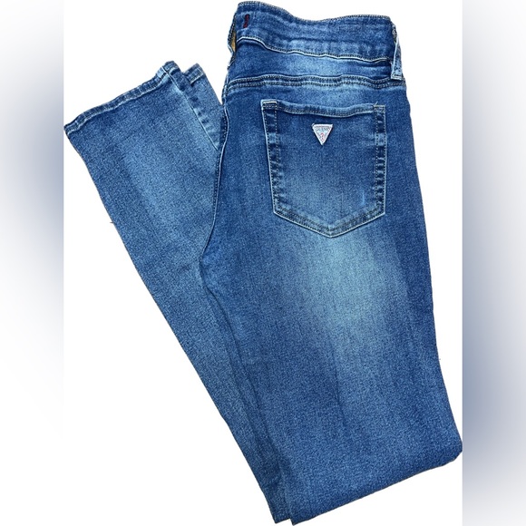 Guess. Medium Rise Skinny Sarah fit distressed jeans. Size 28 - Picture 2 of 2